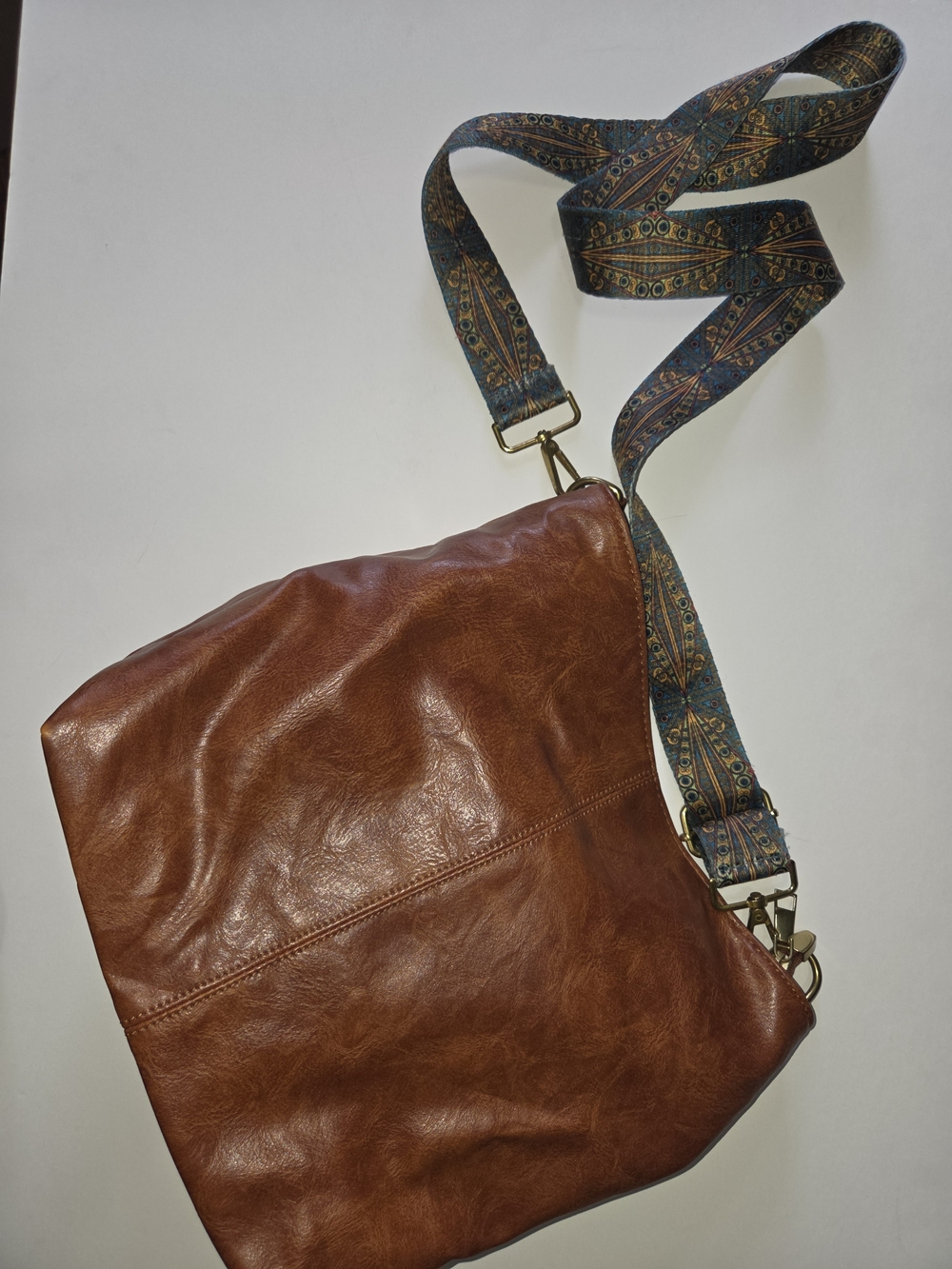 Classic Brown Leather Crossbody Bag with Patterned Strap